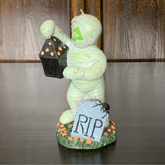 Vintage Mummy with Lantern in Graveyard Halloween Candle - Picture 5 of 14